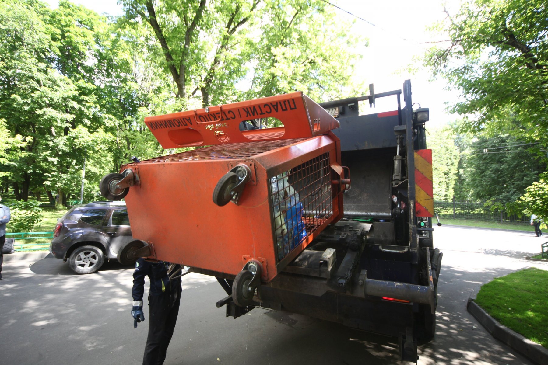 В Подмосковье с начала лета зафиксировано 1800 случаев воспрепятствования проезда мусоровозов к мусорным бакам