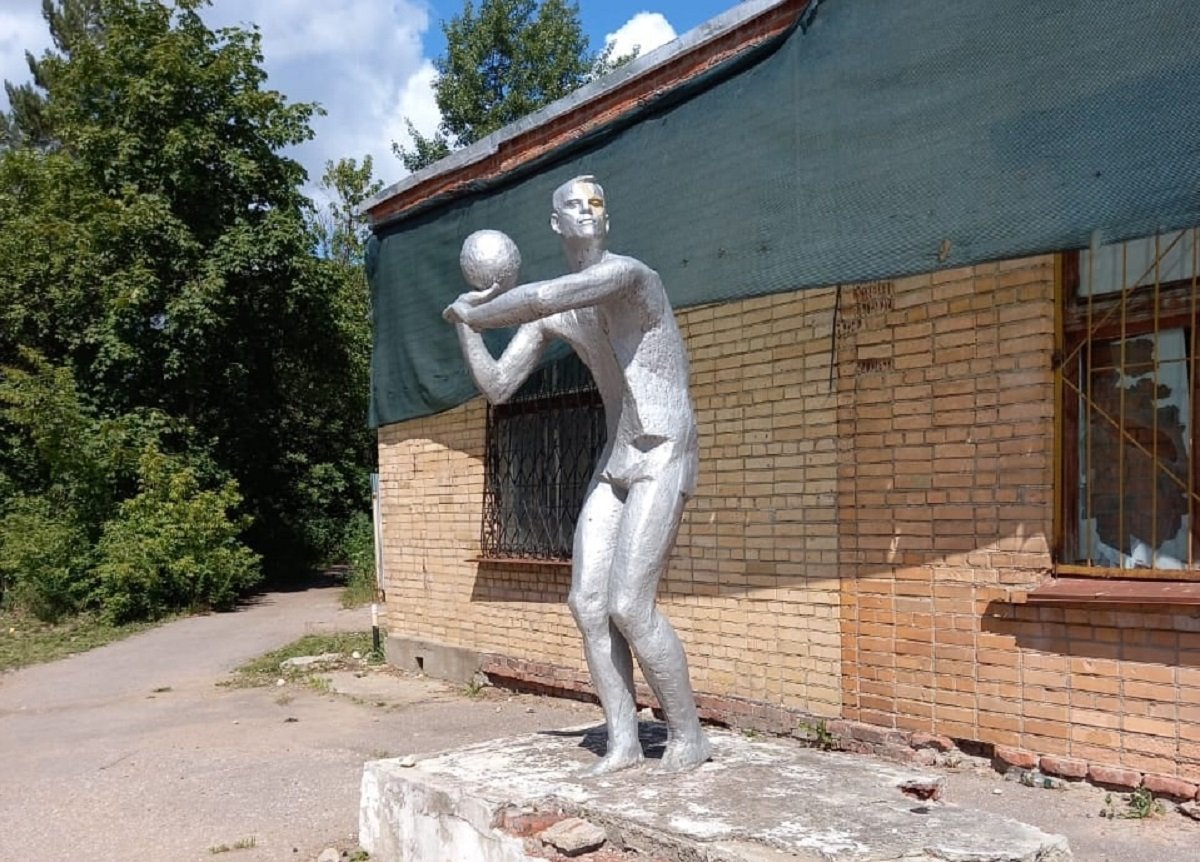 Жители Серпухова обеспокоены судьбой двух советских статуй у заброшенного завода