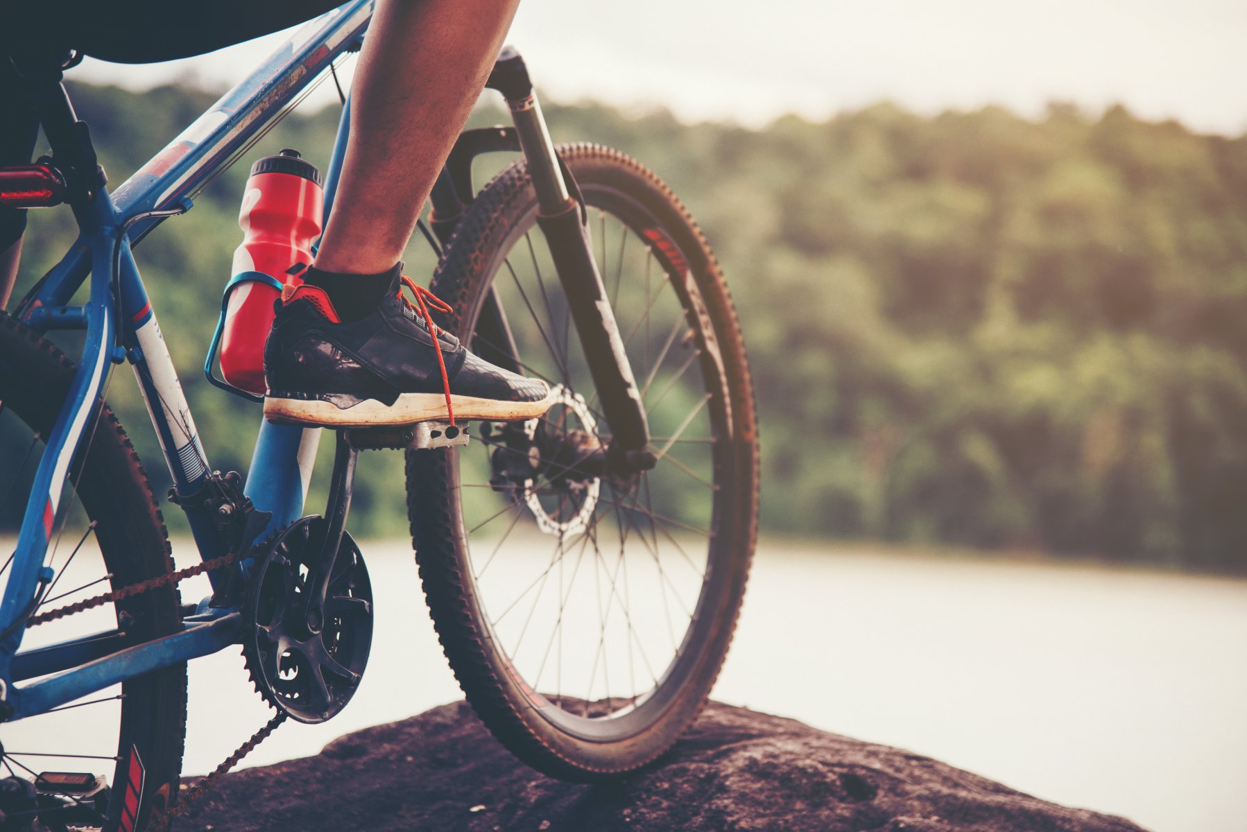 Сотрудники ГИБДД в Клину спасли проколовшего колесо велосипеда 11-летнего мальчика 