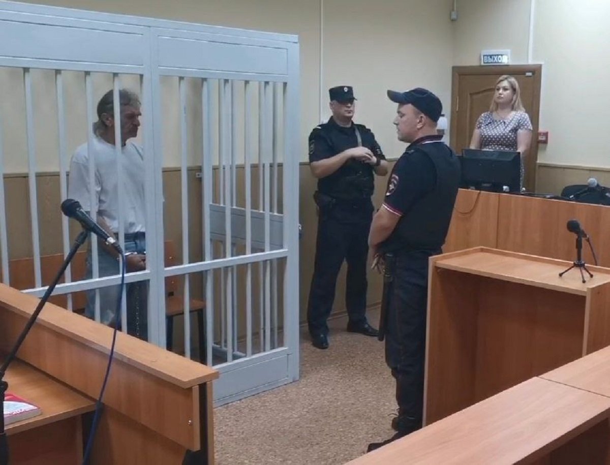 Кахраманов эльгин арестован. Суд арест. Суд фото. Обвиняемый в суде. Задержан подозреваемый.