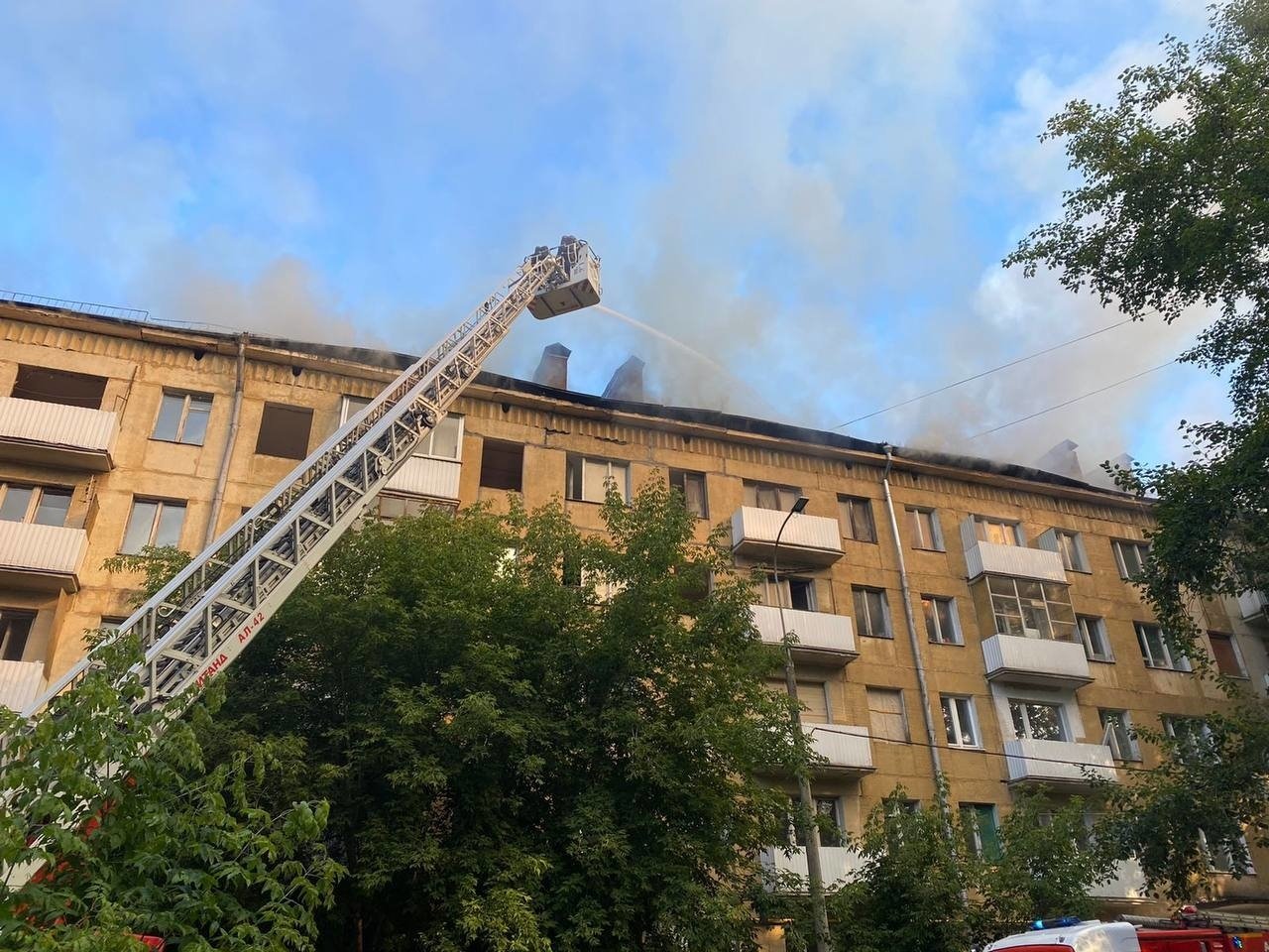 В Западном Дегунино загорелась крыша пятиэтажки :: Вести Подмосковья