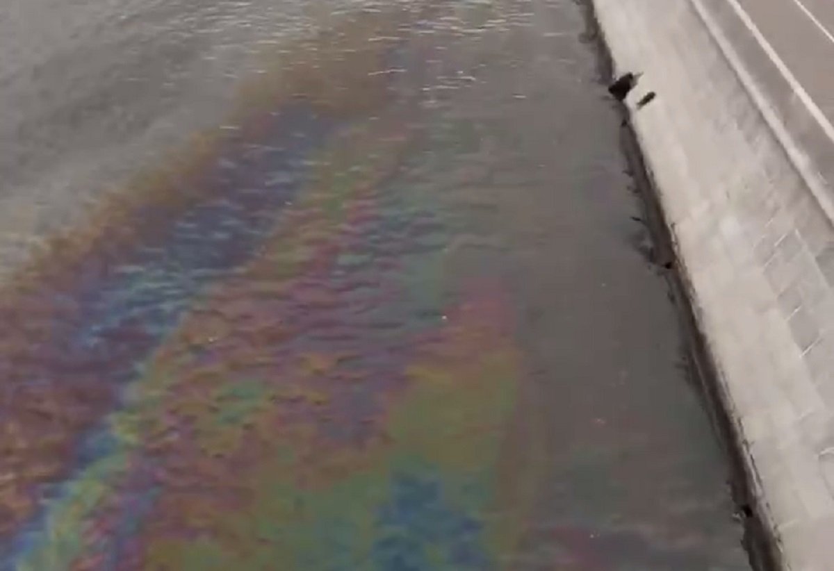 Большое нефтяное пятно появилось на Москве-реке