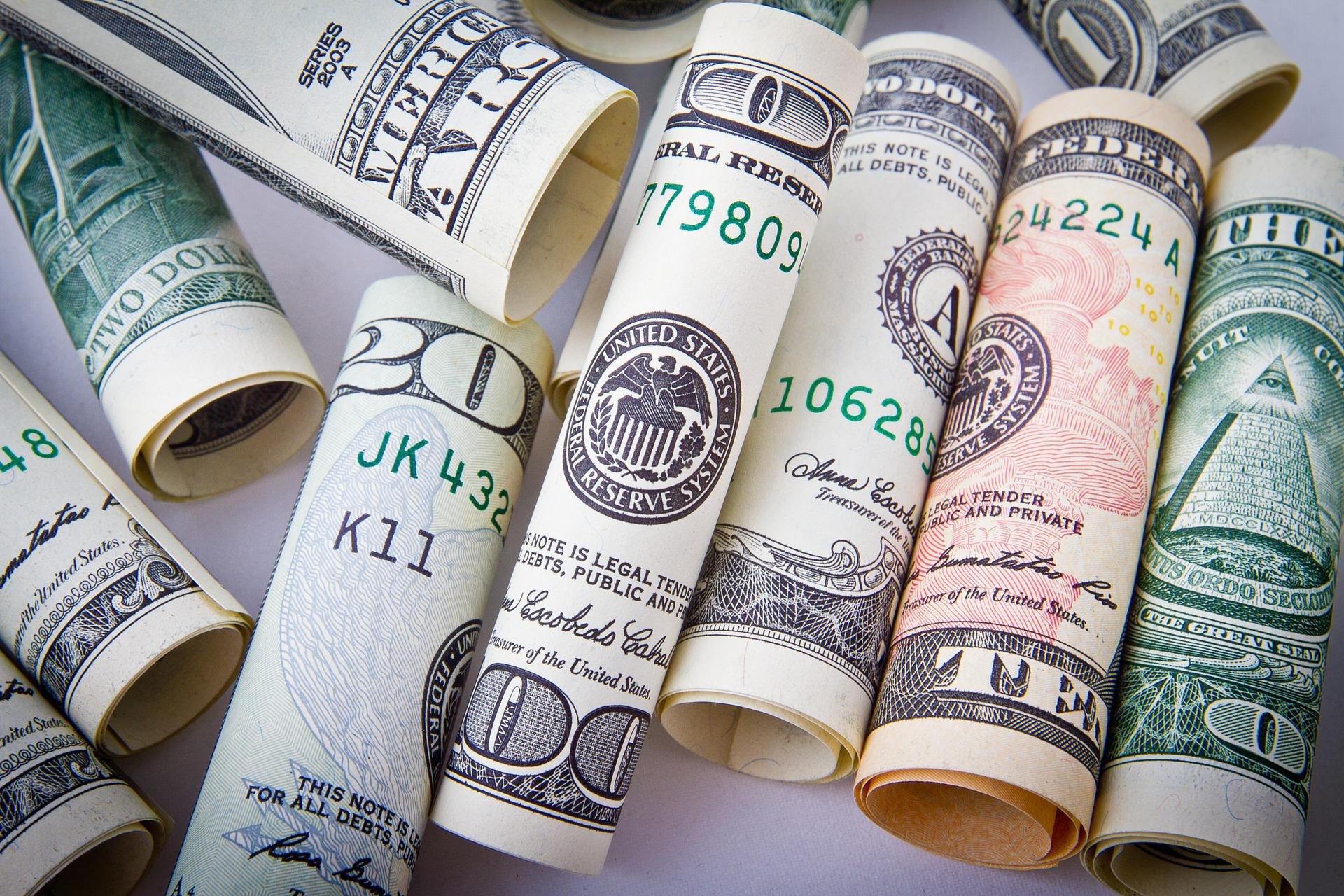 В июле россияне купили валюты более чем на 237 млрд рублей