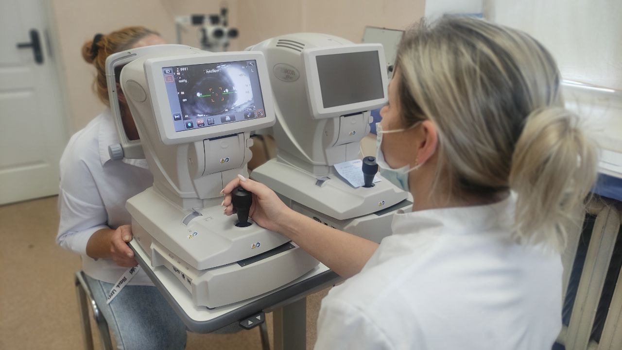 Около 60 новых аппаратов для проверки зрения поставили в больницы Подмосковья 