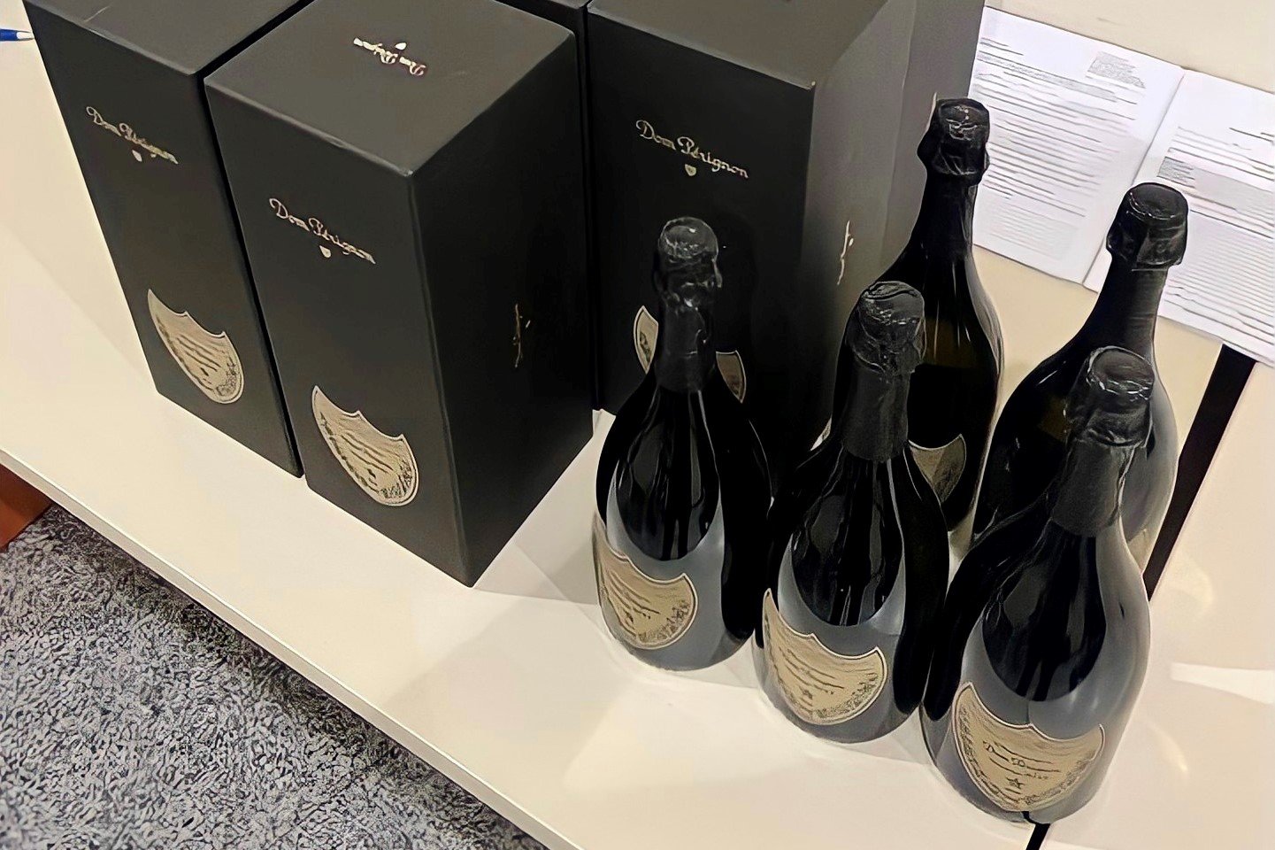 Элитное шампанское на сумму более полумиллиона рублей пытался провезти в Домодедово гражданин Вьетнама