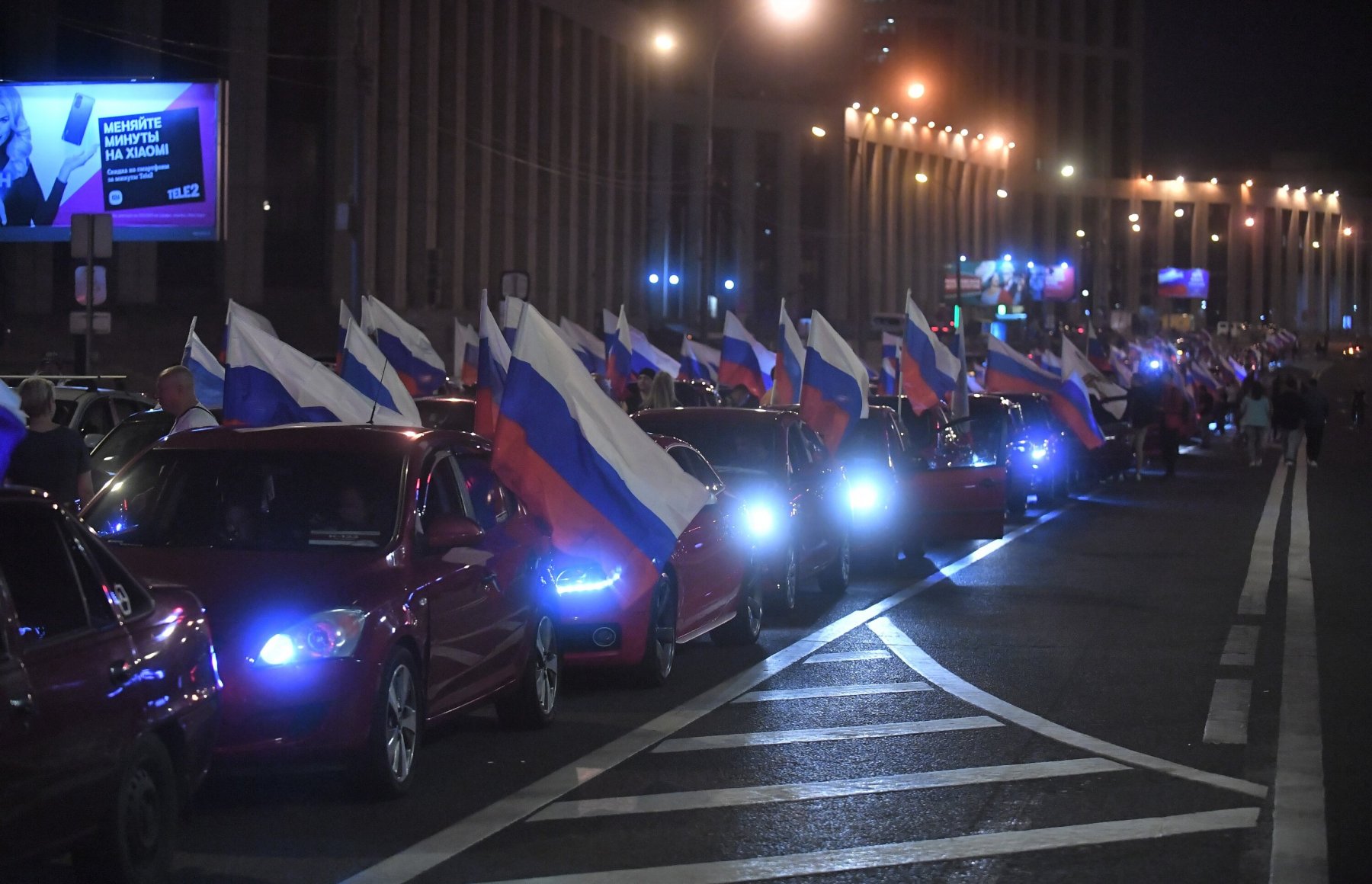 В автопробеге ко Дню флага России в столице поучаствовало более 300 машин