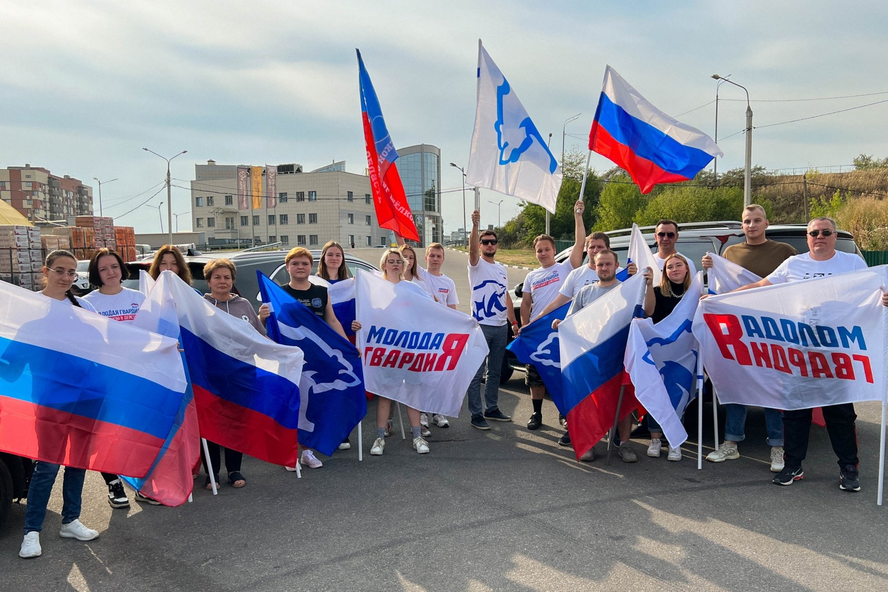 Российский триколор объединяет всех: подмосковная «Молодая Гвардия» в День флага провела серию праздничных мероприятий