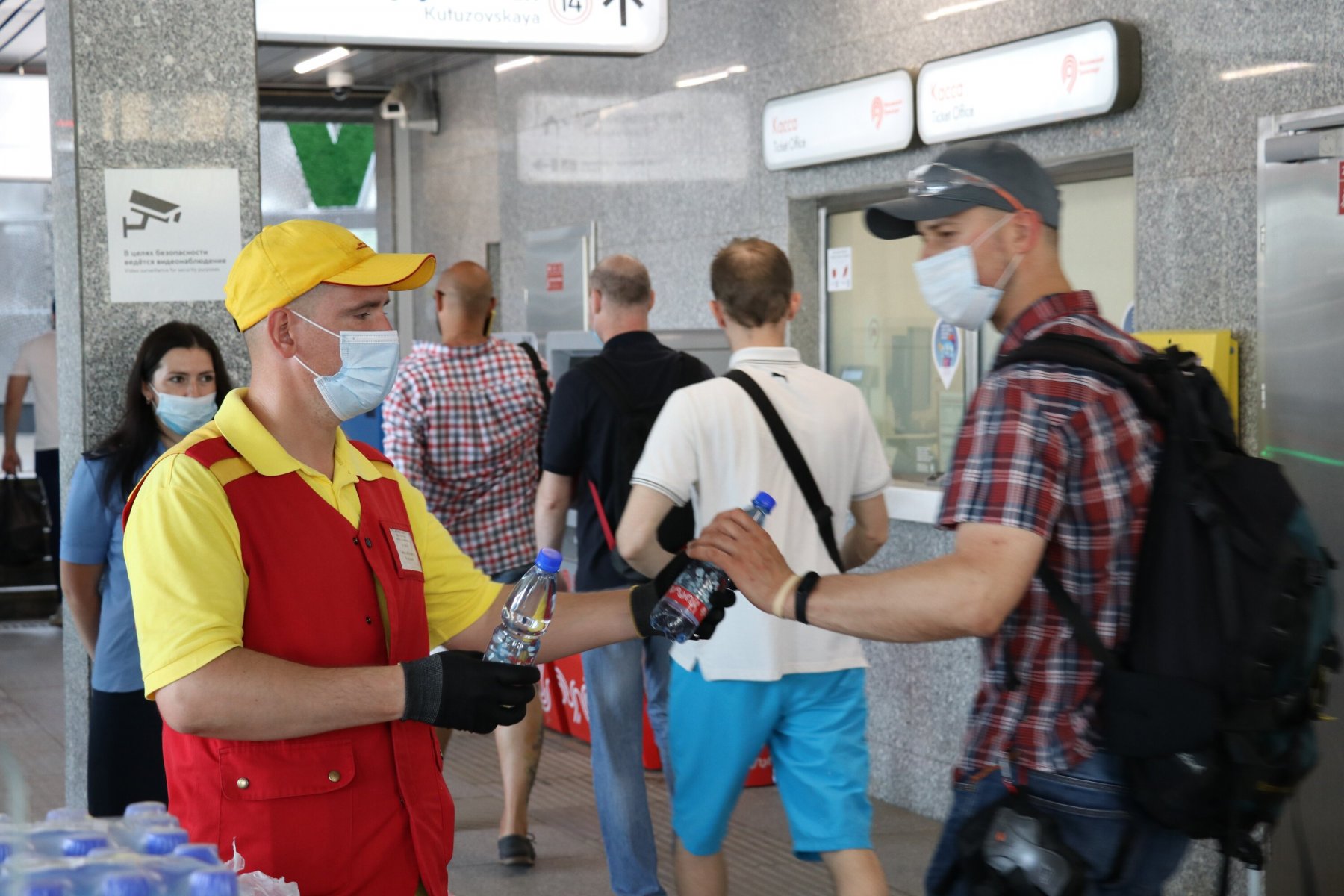 На восьми станциях московского метро организована раздача питьевой воды