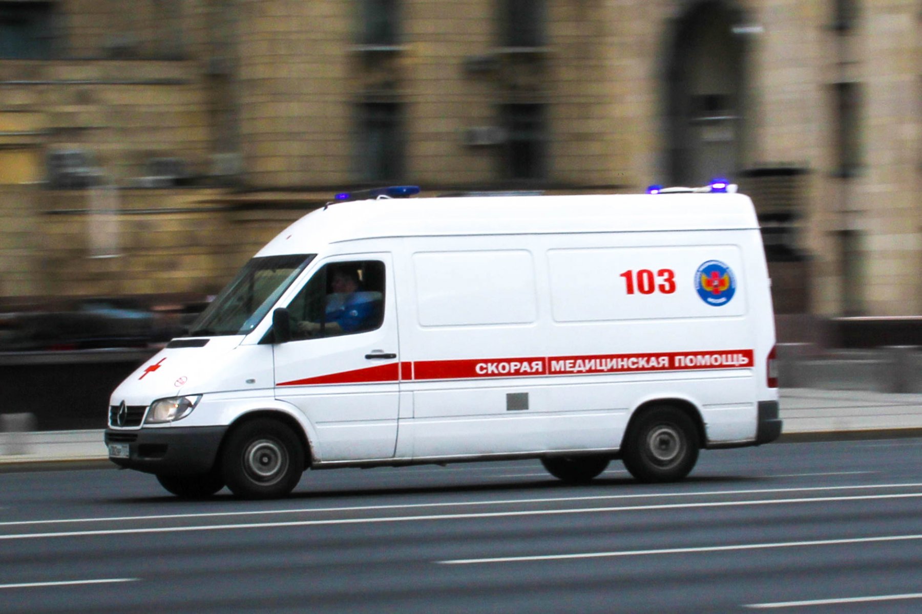 В аварии с участием легковушки и фуры в Санкт-Петербурге погибло четыре человека