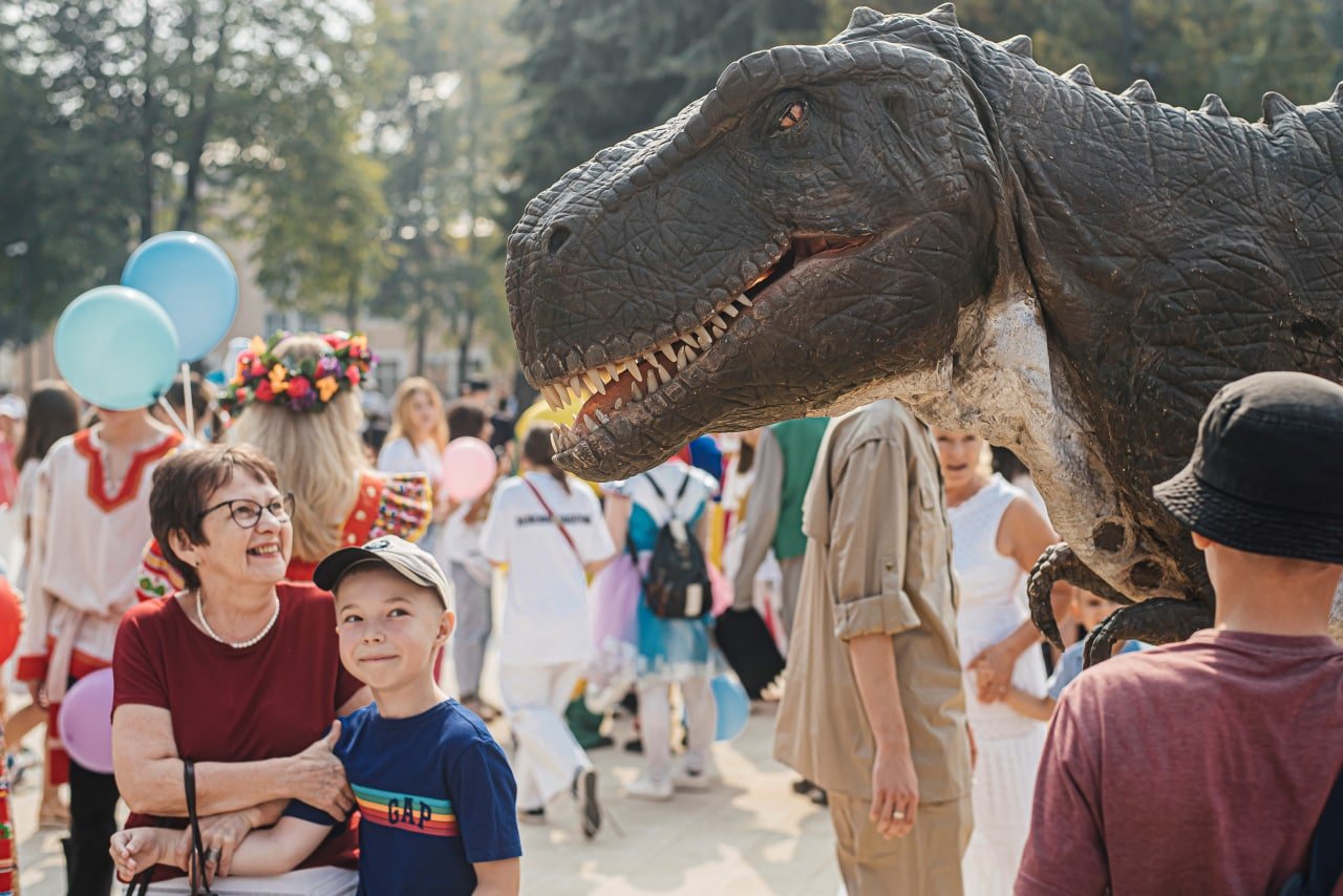 Тиранозавр поздравил жителей подмосковного Пушкино с днем города