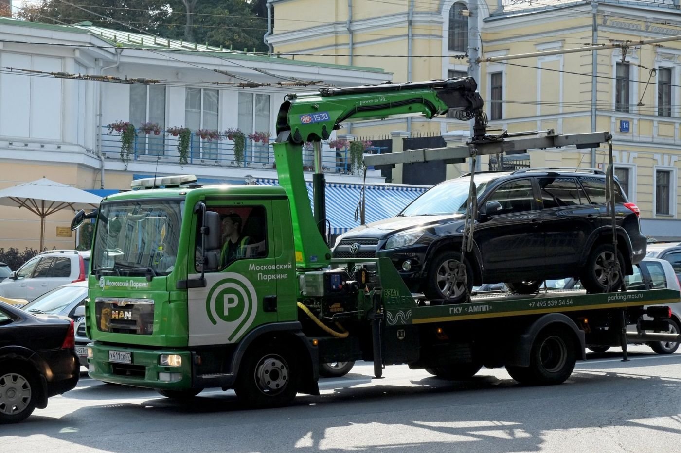 Почти 1,4 тысячи дорогостоящих автомобилей отправили на штрафстоянки в Москве за лето
