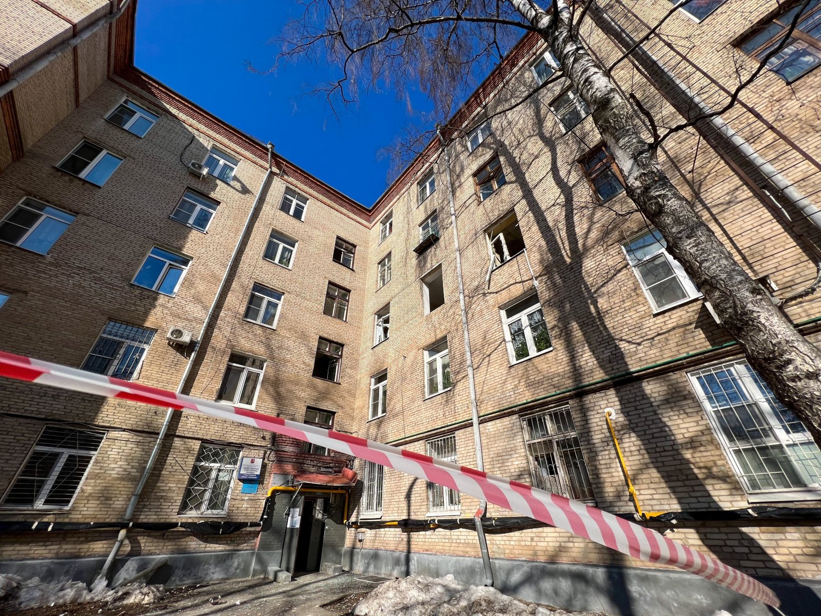 Психическое состояние пострадавшей женщины в инциденте с хлопком и обрушением в СЗАО Москвы проверят
