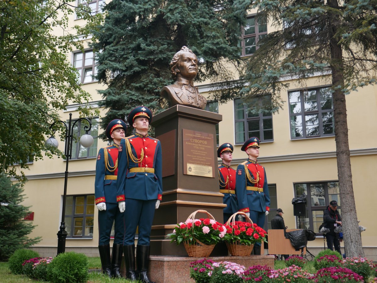 Бюст Александру Суворову открыли в Суворовском военном училище в Санкт-Петербурге