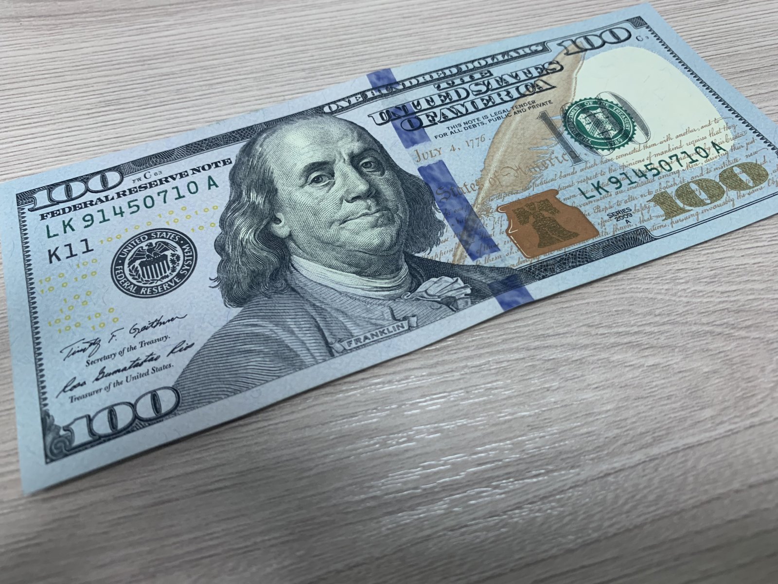 В Подмосковье полицейские пресекли канал сбыта фальшивых долларов