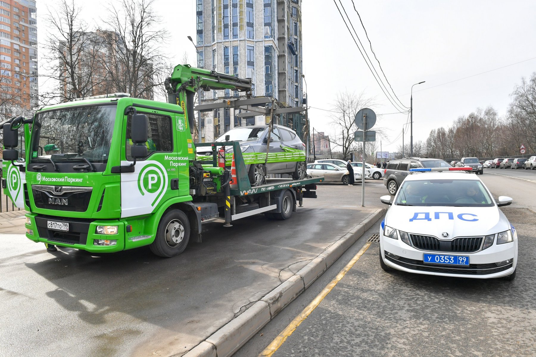 В центре Москвы владелец авто с закрытыми госномерами напал на  девушку-инспектора :: Вести Подмосковья