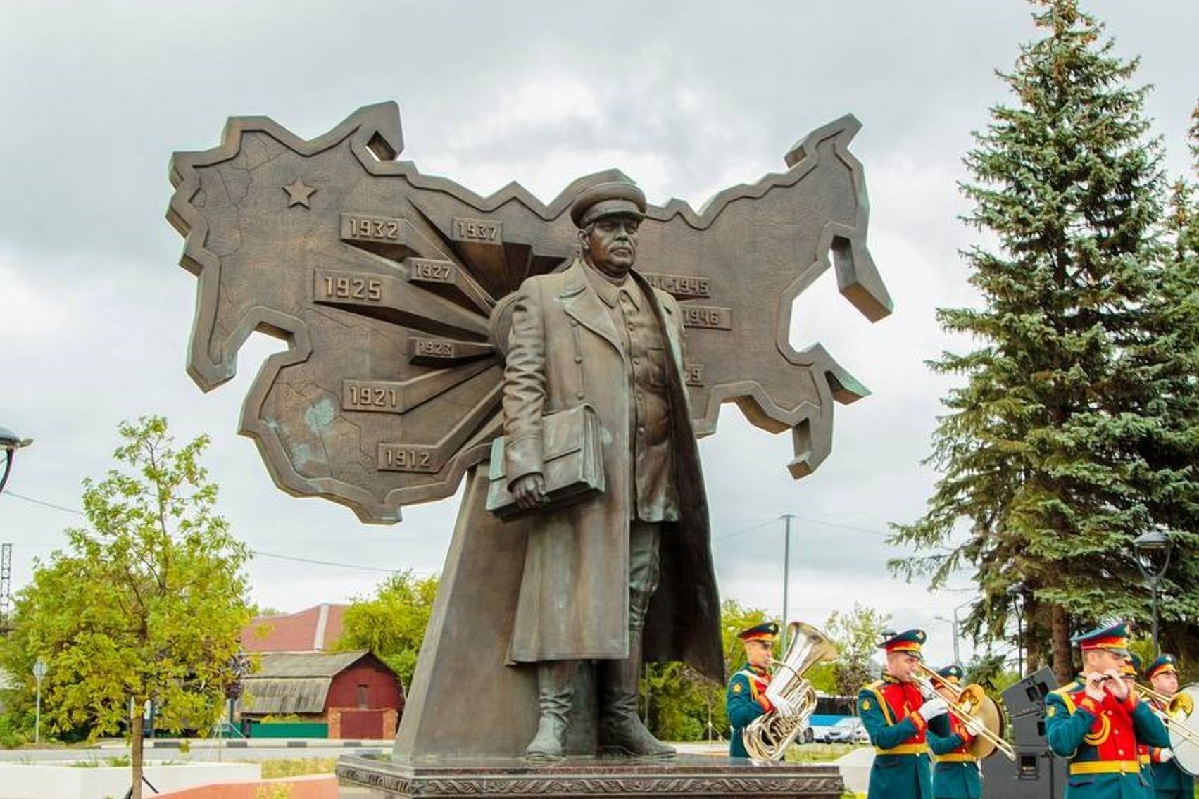 В Клину официально открыли сквер «Имена земли Клинской - история земли русской»