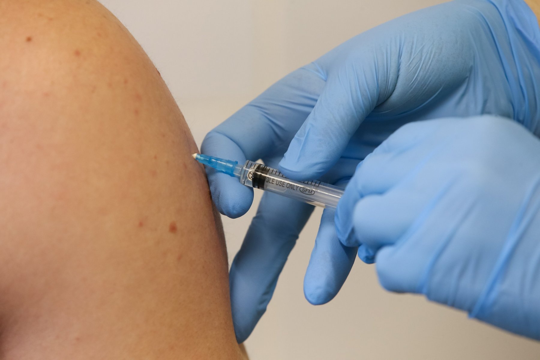 В Москве начали работать мобильные пункты вакцинации от гриппа 