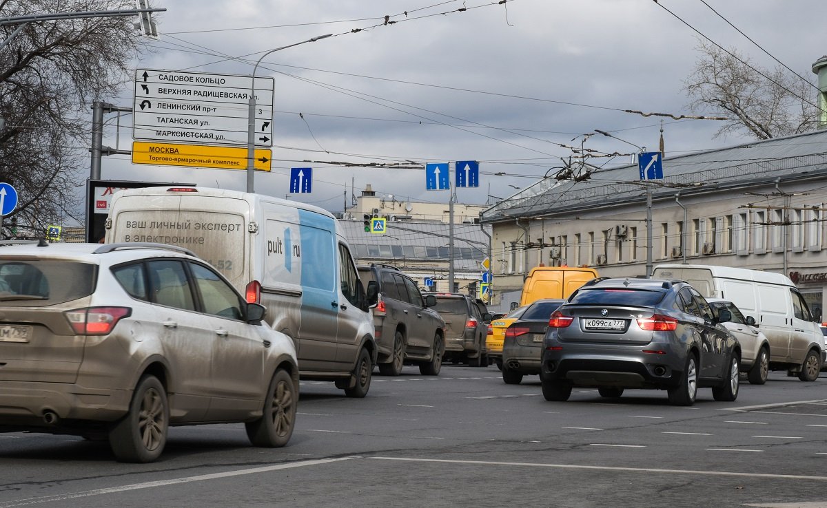 Москвичей просят пересесть на общественный транспорт в вечерний час пик 