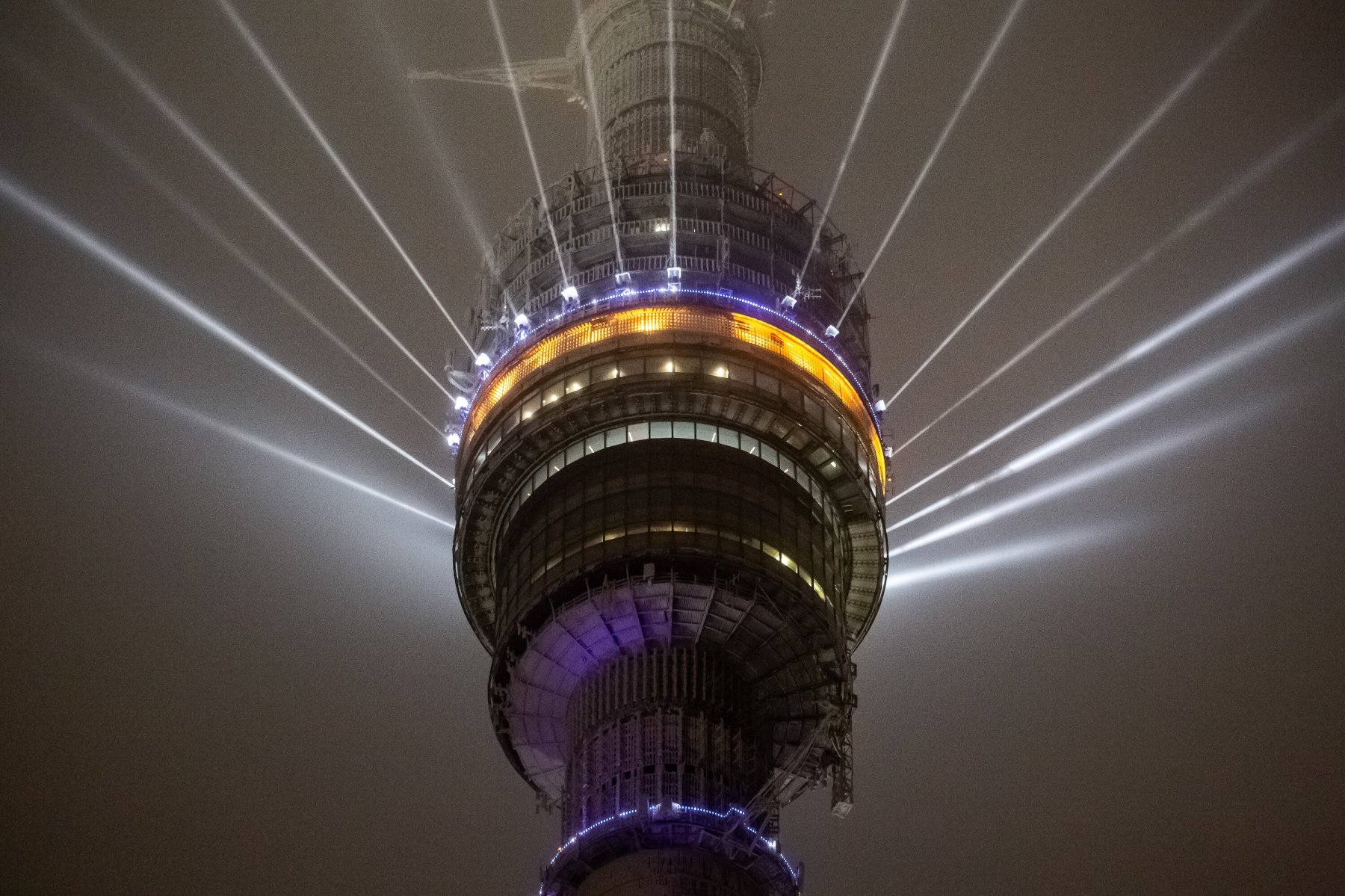 В Москве из-за непогоды люди не могут спуститься с Останкинской башни