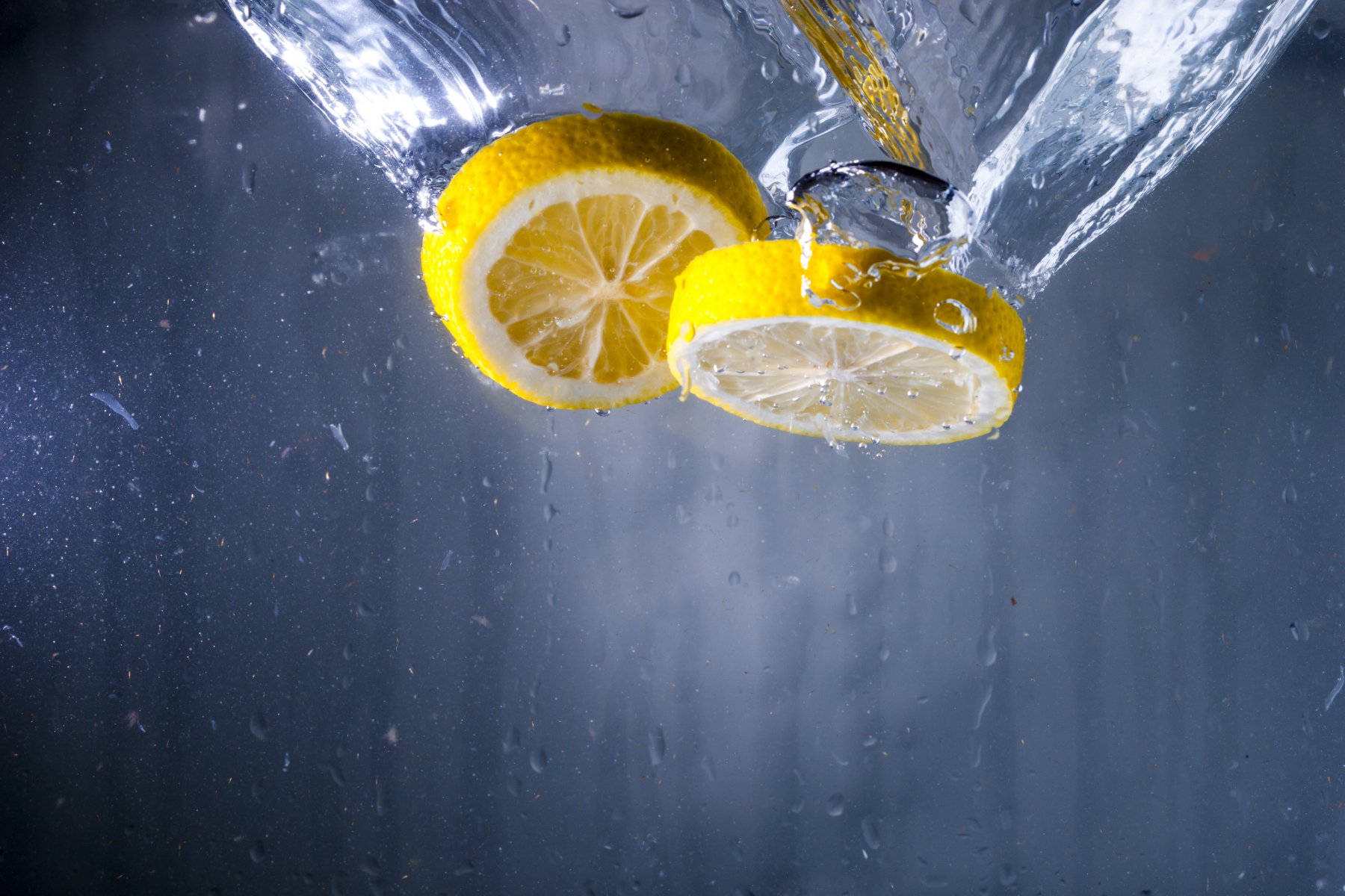 Вода с лимоном на ночь можно ли. Вода с лимоном. Вода с лимоном Эстетика. Вода с лимоном картинки. Лимон с водой Эстетик.