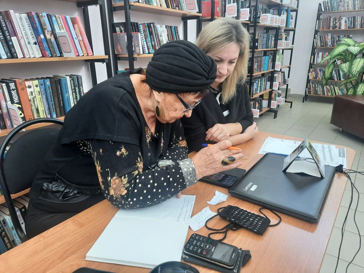 В библиотеке Пушкино пенсионеры учатся работать с компьютером