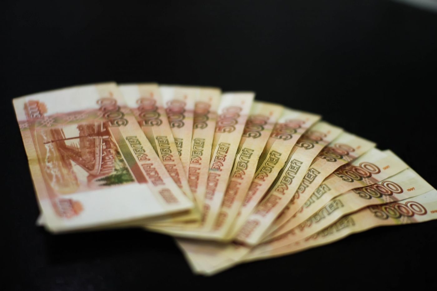 Экономист спрогнозировал ослабление курса рубля к доллару