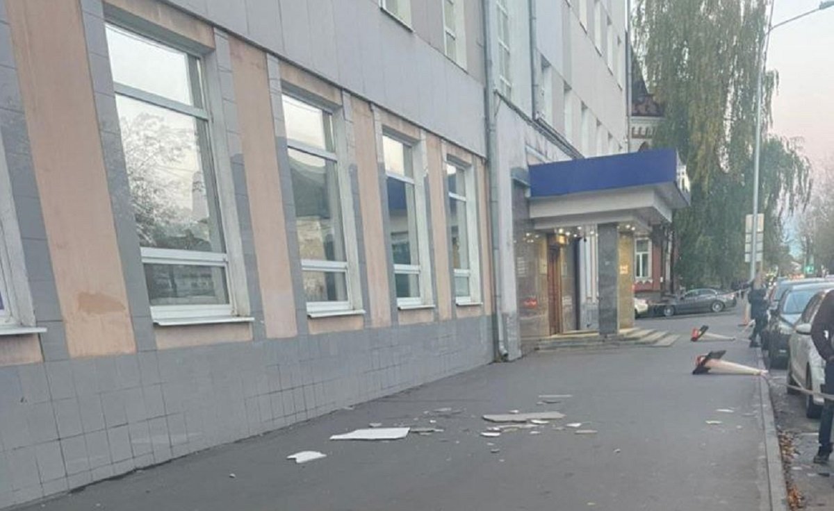 В Москве после обрушения на подростков фасадной плитки начата прокурорская проверка