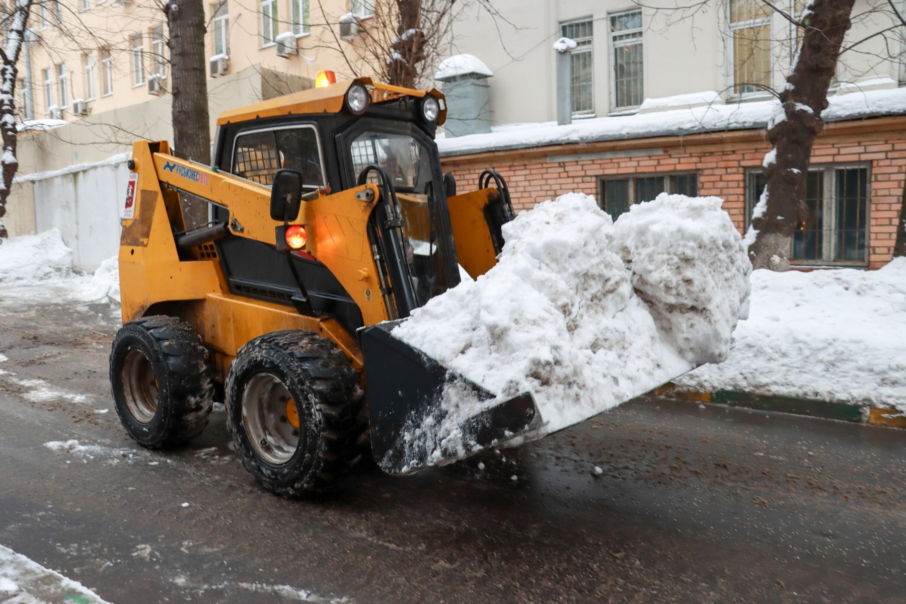 Более 4,4 тысячи спецмашин будут убирать дороги Подмосковья зимой
