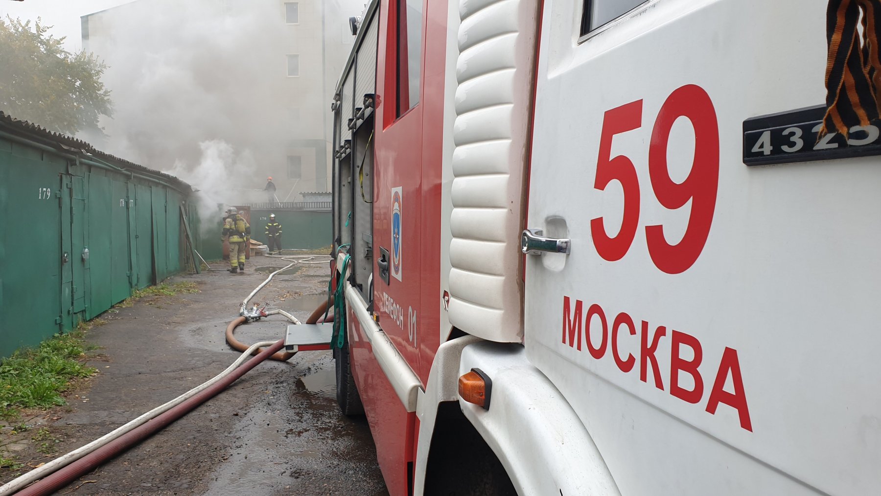Два человека пострадали при пожаре на территории автосервиса в Москве