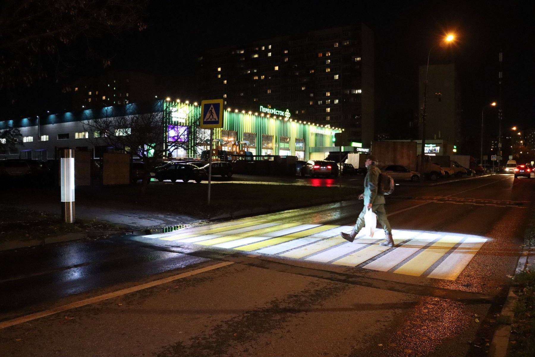 На Таллинской улице в Москве по-новому подсветили «зебру»
