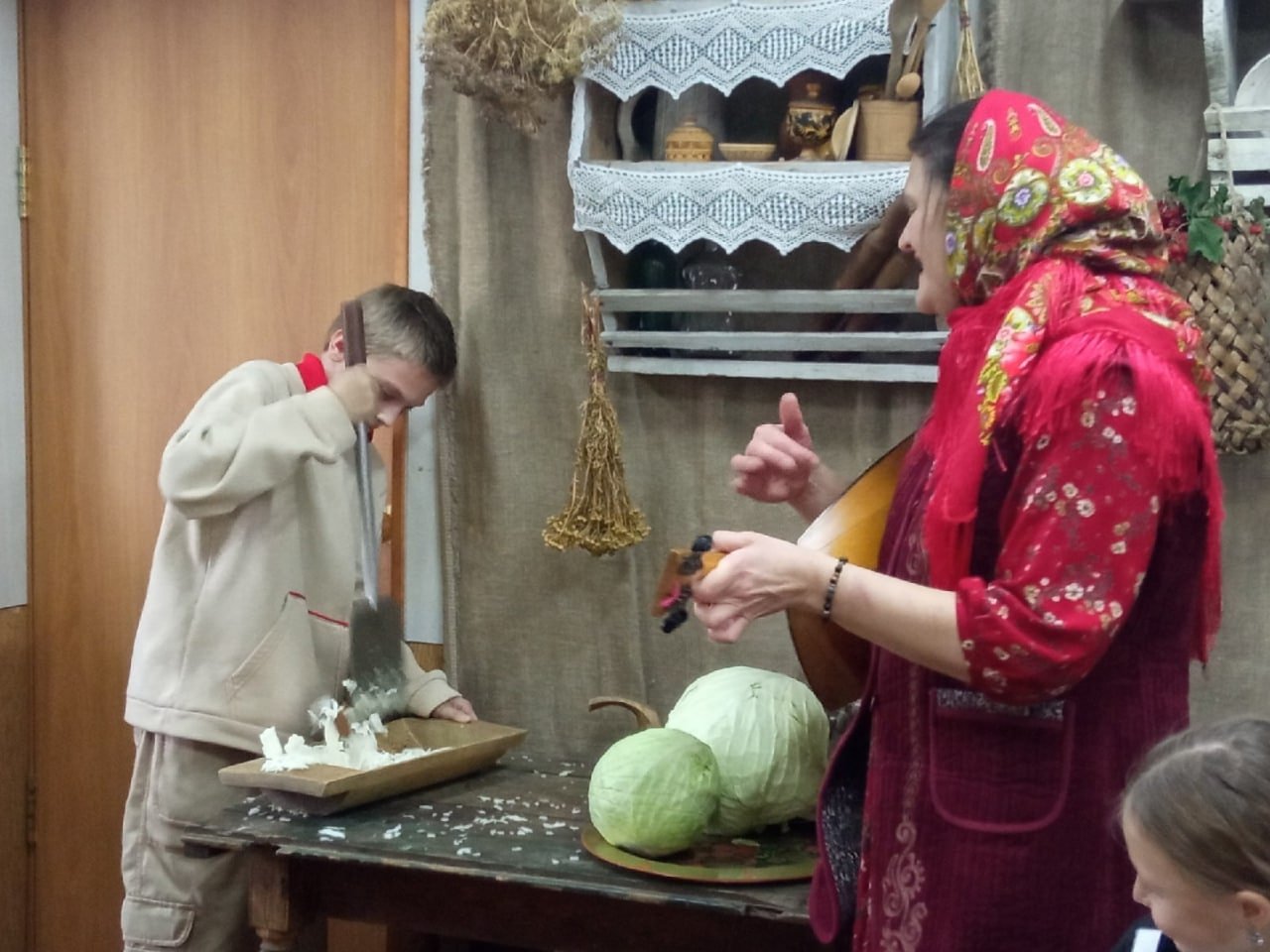 Школьников в Пушкино научили квасить капусту