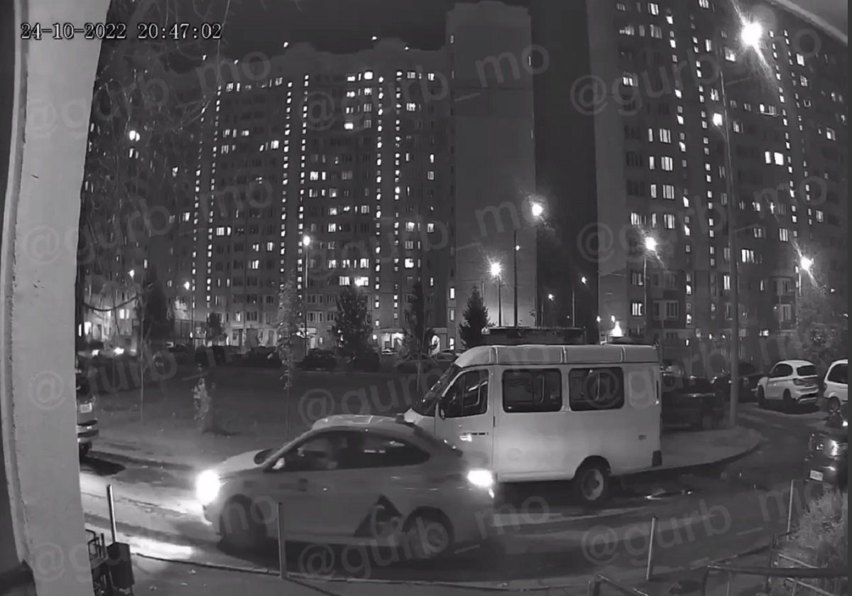 В Чехове таксист врезался в припаркованный автомобиль и уехал 