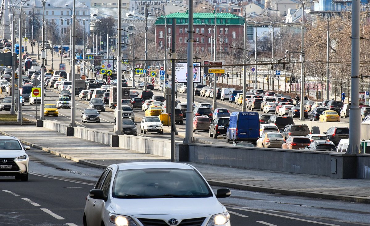 Столкновение четырех машин привело к огромной пробке на Дмитровском шоссе