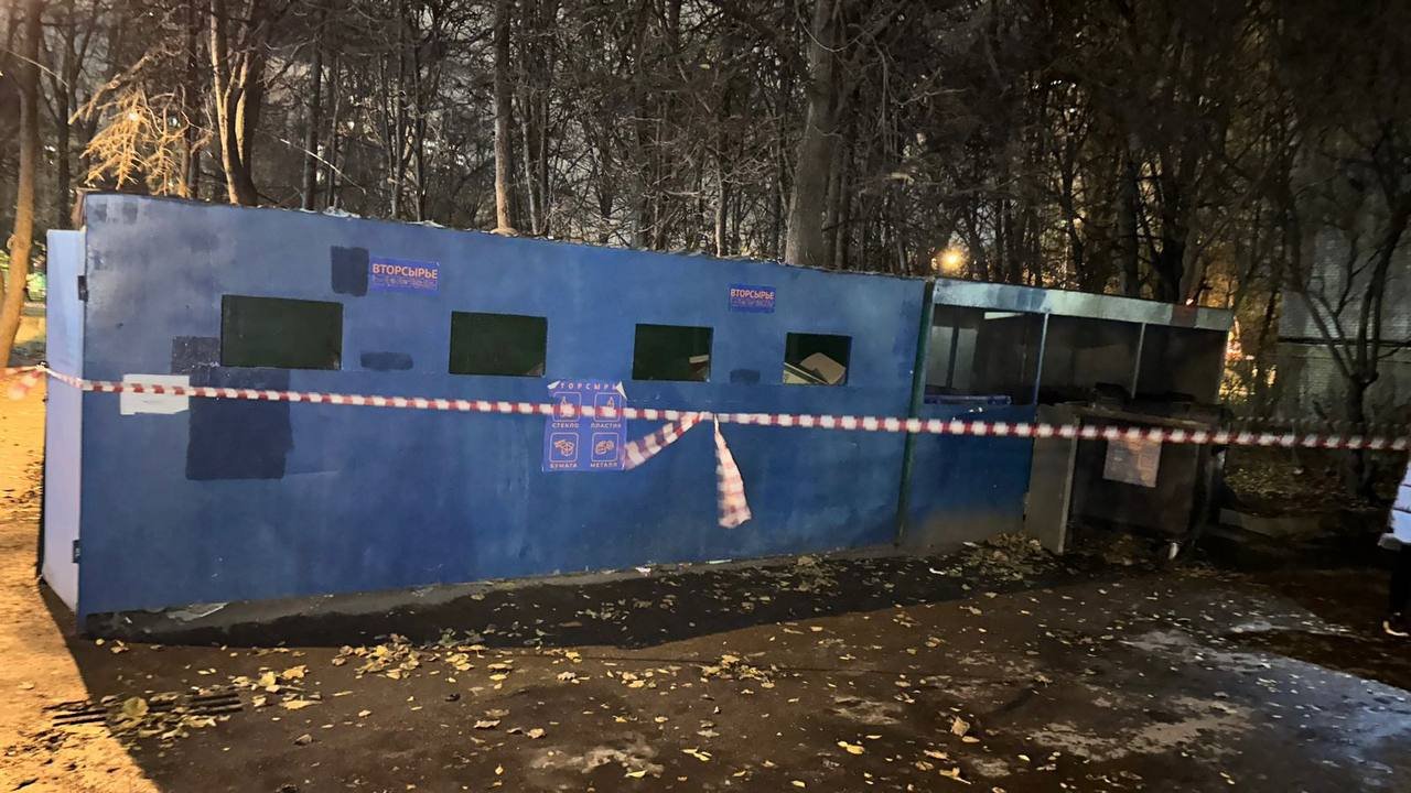Тело мужчины с ножевыми ранениями нашли в мусорном контейнере в Москве
