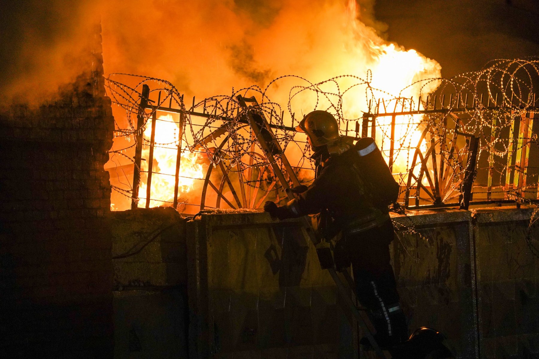 Число жертв при пожаре на московском цветочном складе выросло до семи человек