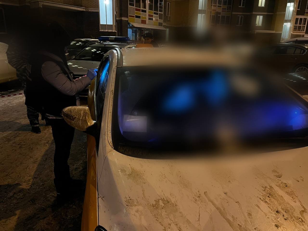 На западе Москвы задушили таксиста в его машине