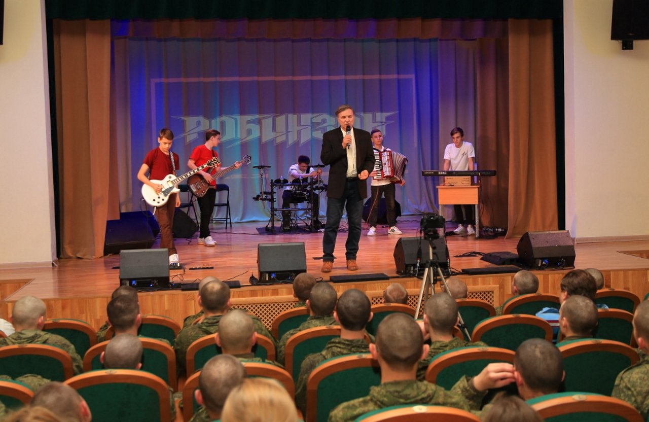 Концерты «Робинзона» подняли боевой дух военнослужащих в Москве и Подмосковье 