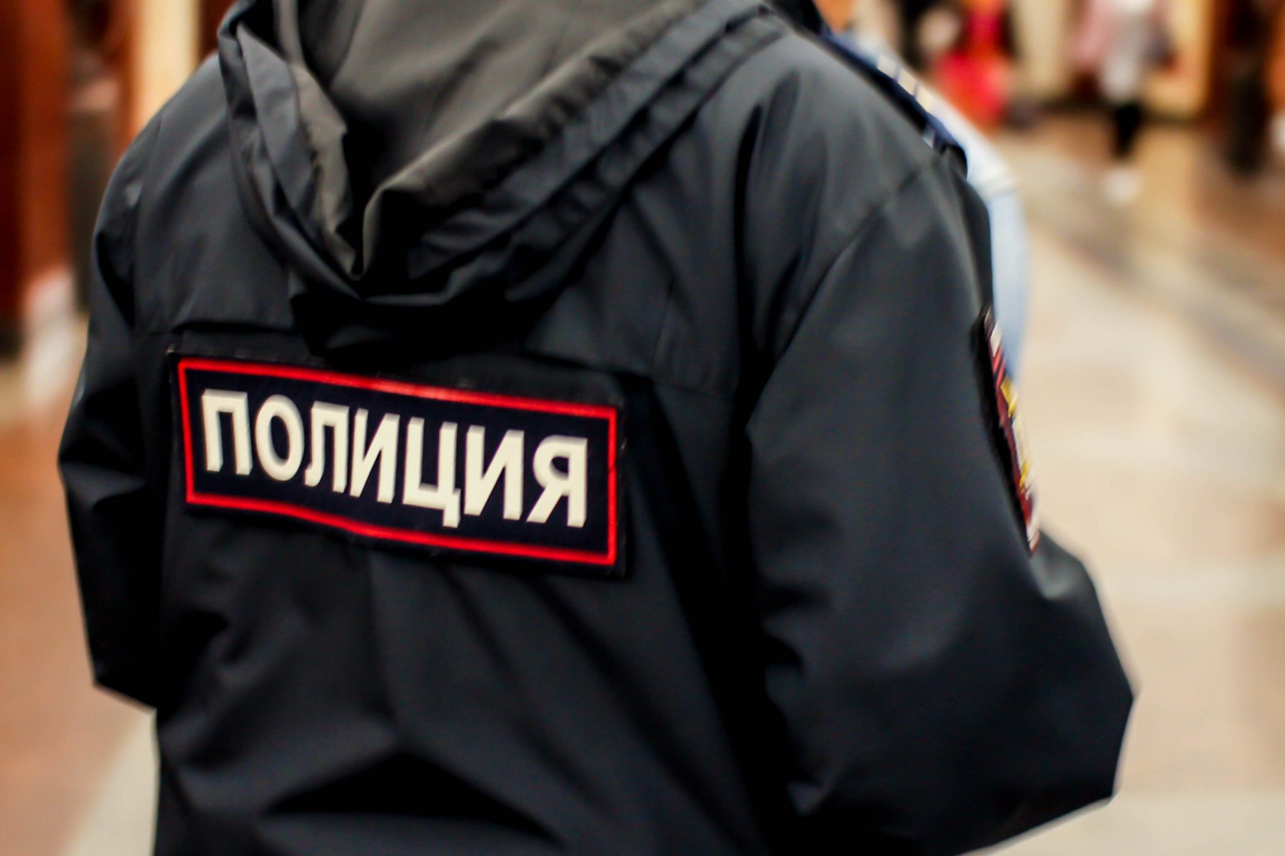 В Москве неизвестный разбил стекло на двери комбината газеты «Правда»