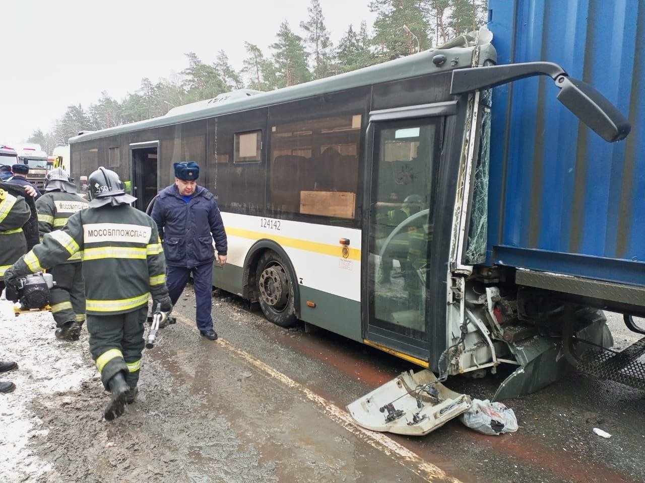 В Орехово-Зуевском округе рейсовый автобус врезался в КамАз