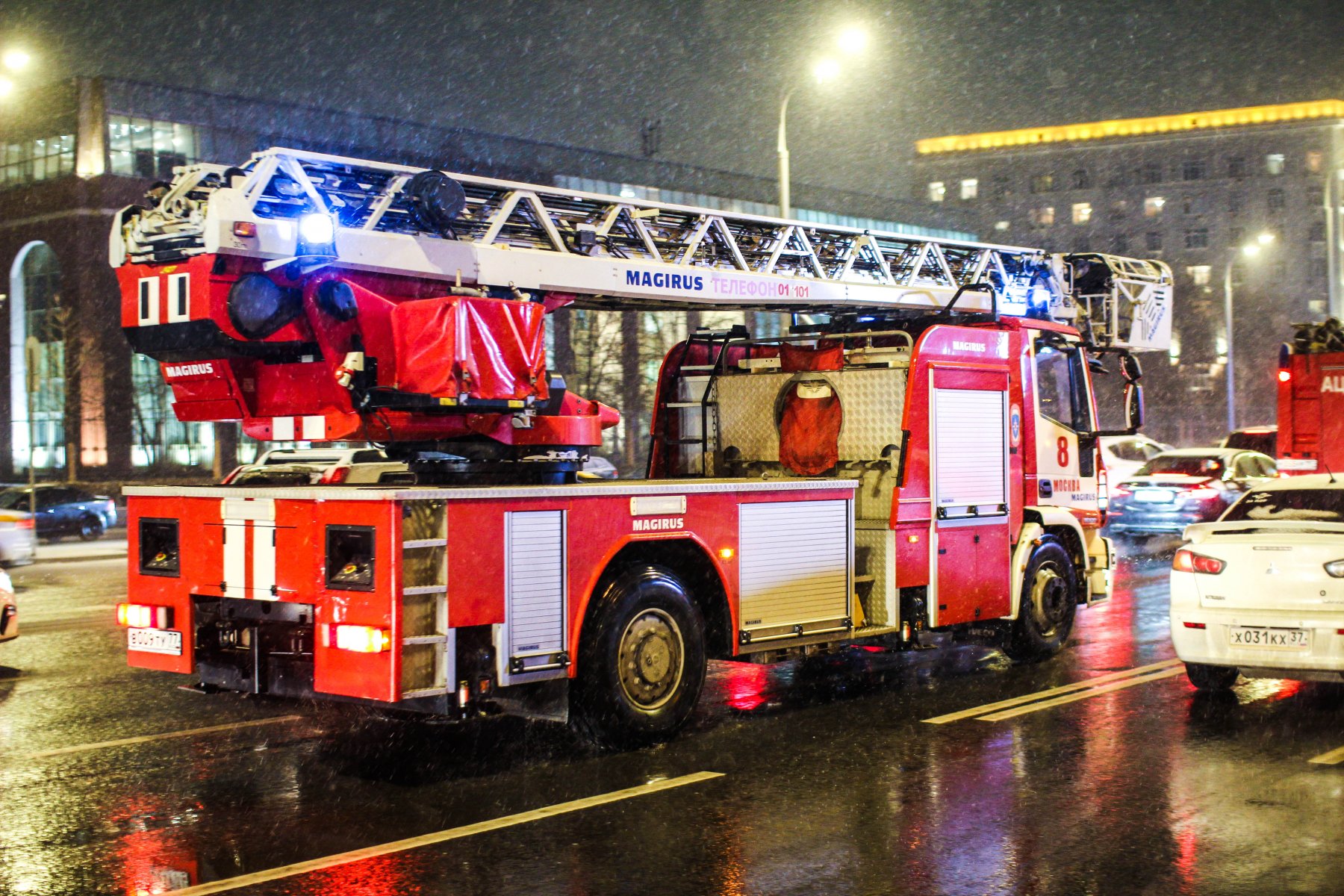 Один пожарный пострадал при тушении возгорания в усадьбе Лопухиных в Москве 