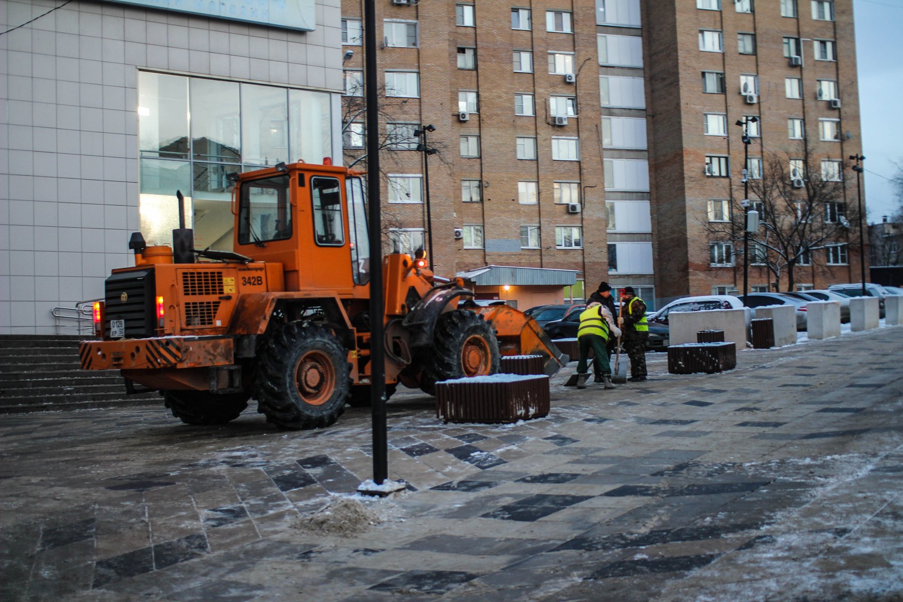 На улицы Подмосковья вышли 500 комбинированных машин для уборки снега