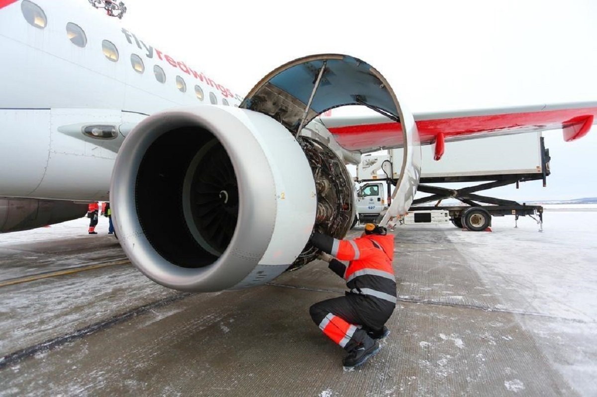 В аэропорту Кольцово заработала линейная станция оперативного техобслуживания самолетов SSJ-100 авиакомпании «Ред вингс» 