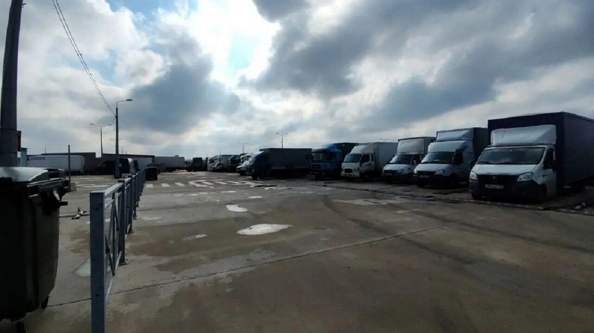 Около 300 грузовиков стоят в очереди на Керченскую переправу