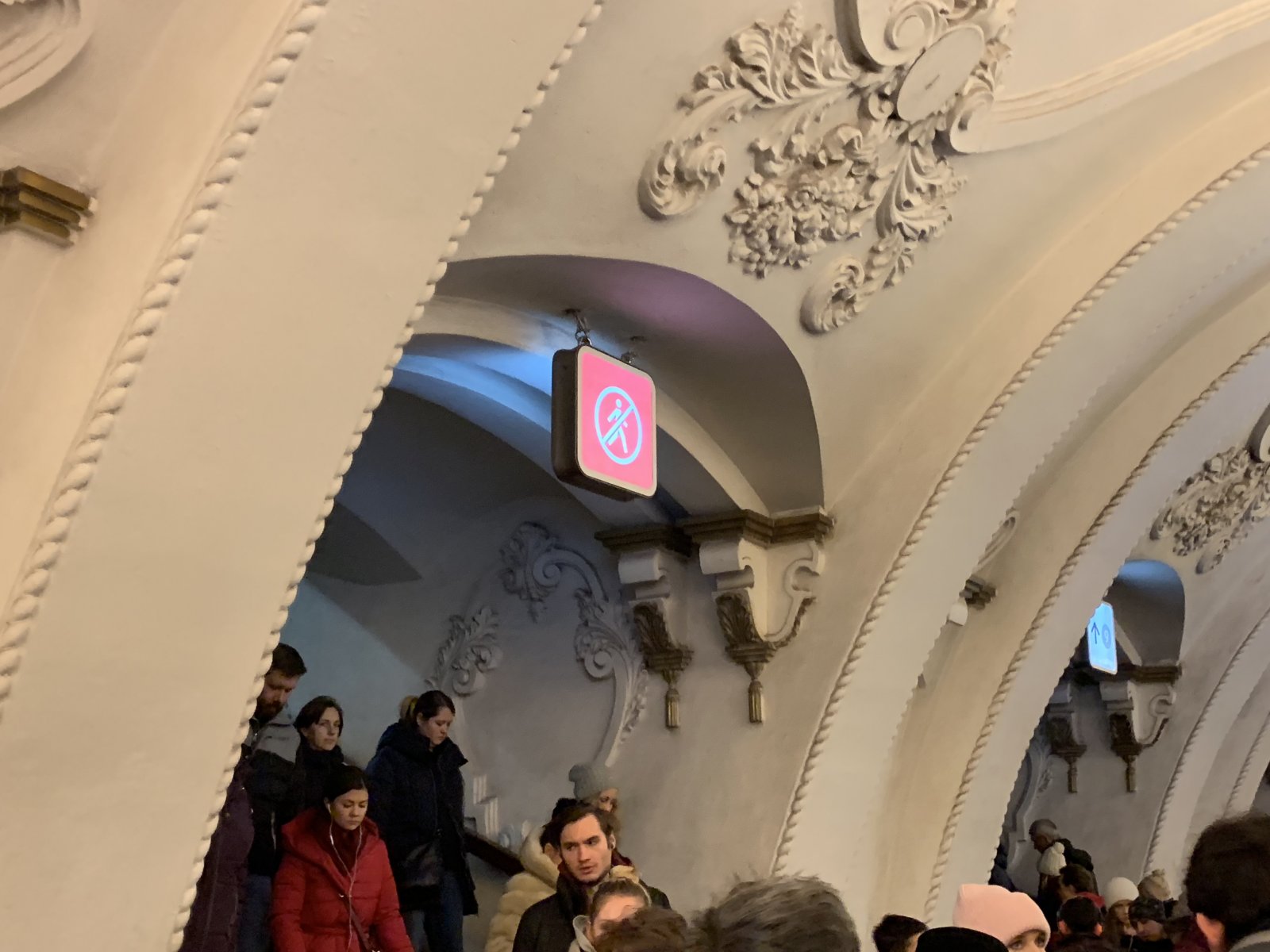В Москве из-за пассажира на путях метро затруднено движение поездов по Таганско-Краснопресненской линии