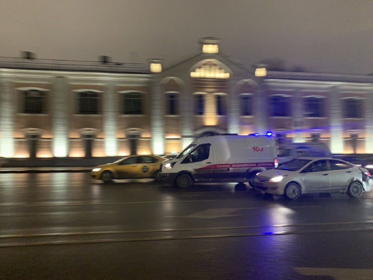 Около Павелецкой набережной в Москве водитель BMW сбил пешеходов на остановке