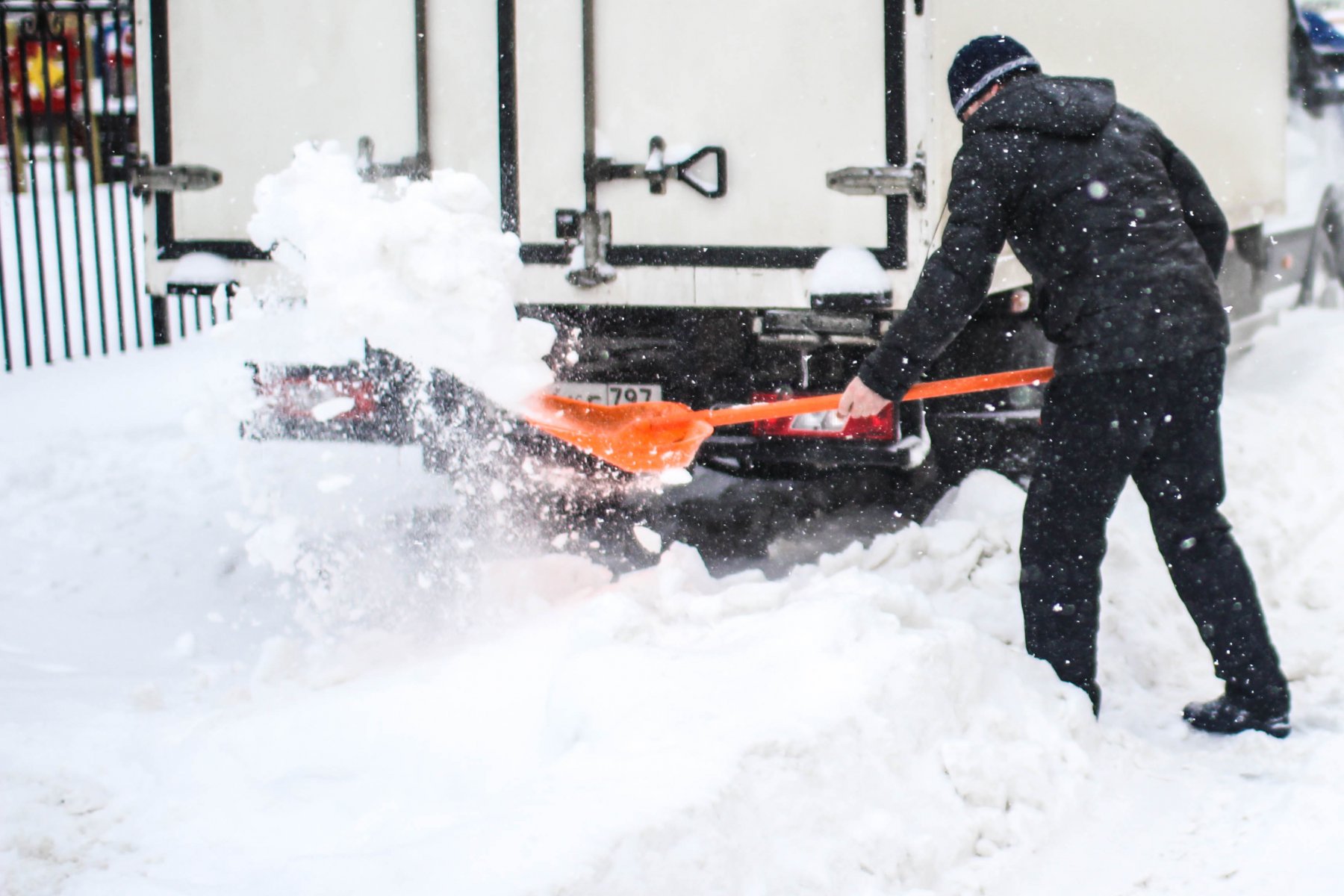 Жителям Москвы и Подмосковья предлагают платно откапать машину из снега 