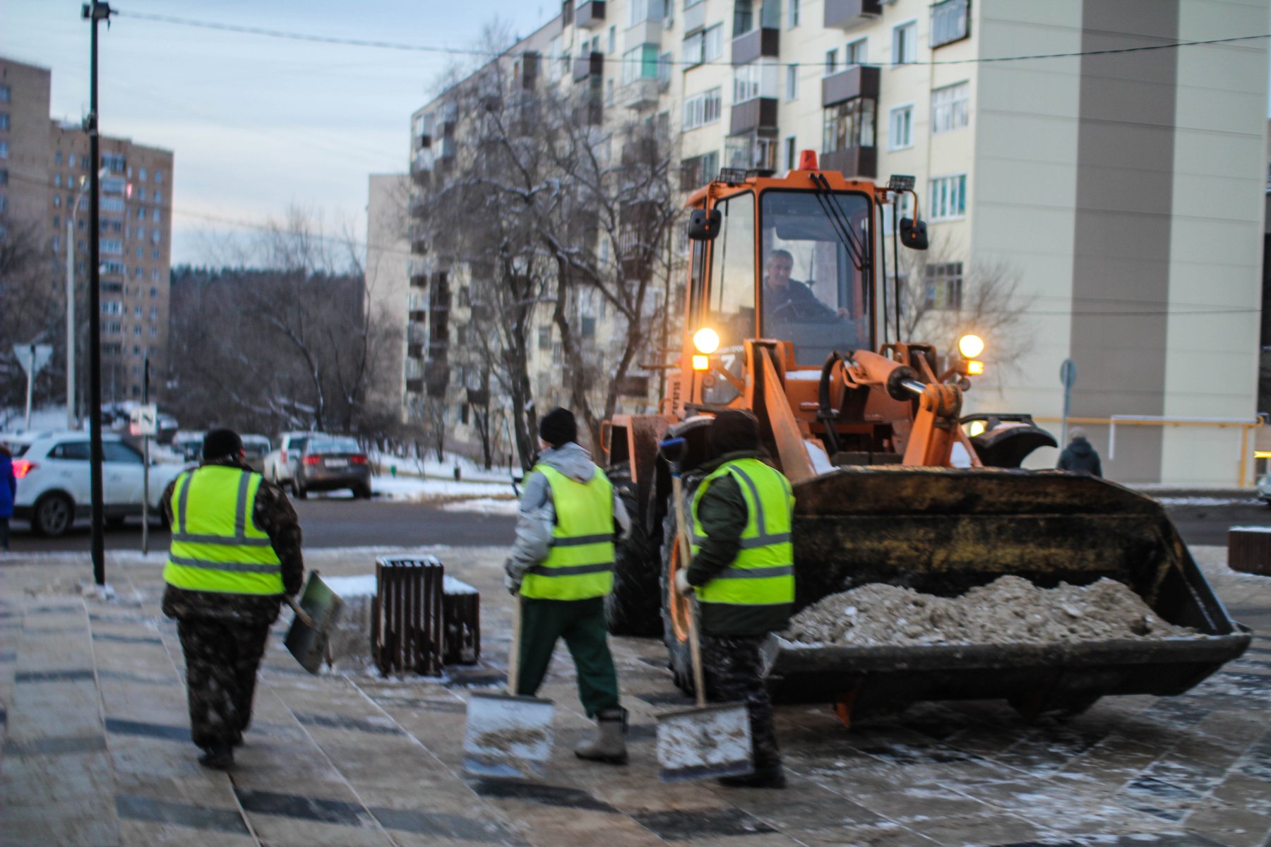 Более трех тысяч единиц спецтехники ликвидируют последствия снегопада в Подмосковье