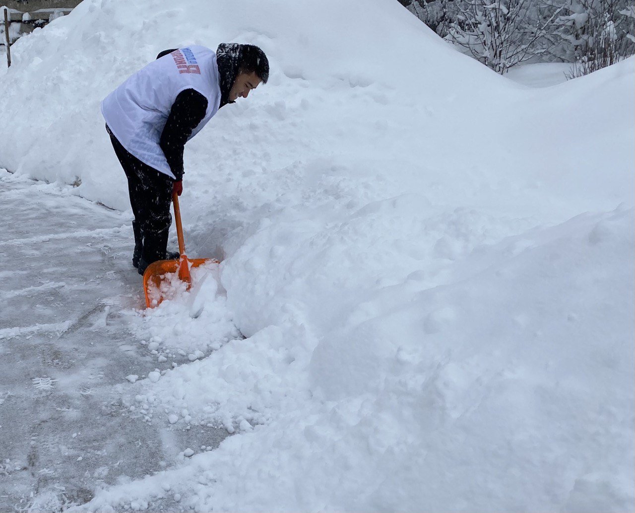 Подмосковная «Молодая Гвардия» помогает ликвидировать последствия обильного снегопада