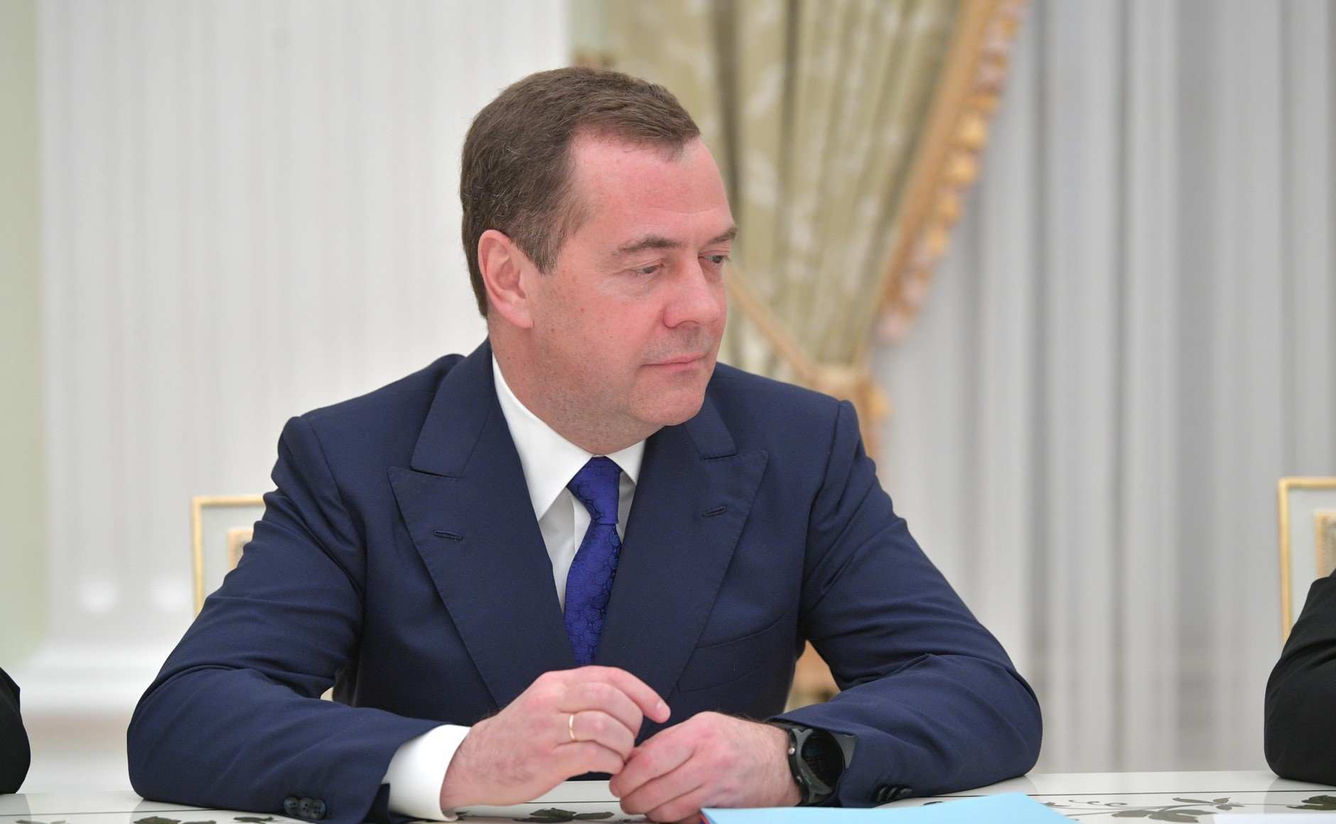 Медведев: Евросоюз принял решение по «потолку цен» на газ от бессилия