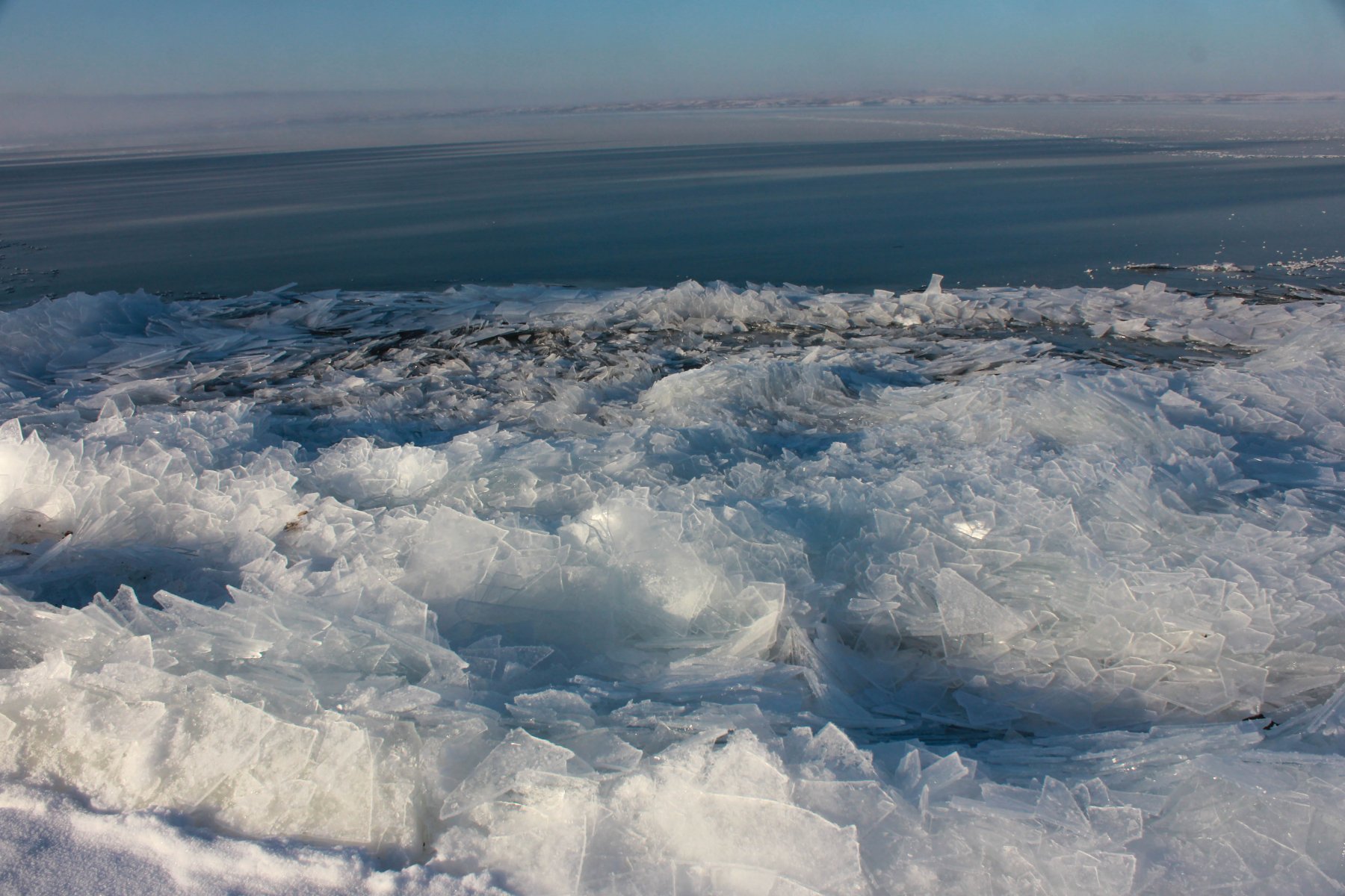 Жителей Подмосковья предупреждают об уменьшении толщины льда на водоемах 